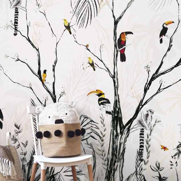 Tapet tropical cu design elegant, cu tușe fine de negru pe fond alb, reprezentând o pădure tropicală vibrantă.
