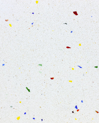 Fototapet cu design Multi Color Terrazzo, cu o bază albă și accente de culoare vibrante.