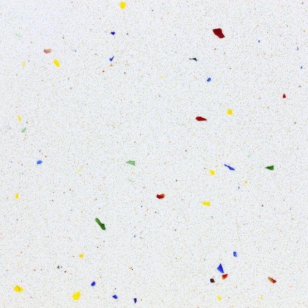 Fototapet cu design Multi Color Terrazzo, cu o bază albă și accente de culoare vibrante.