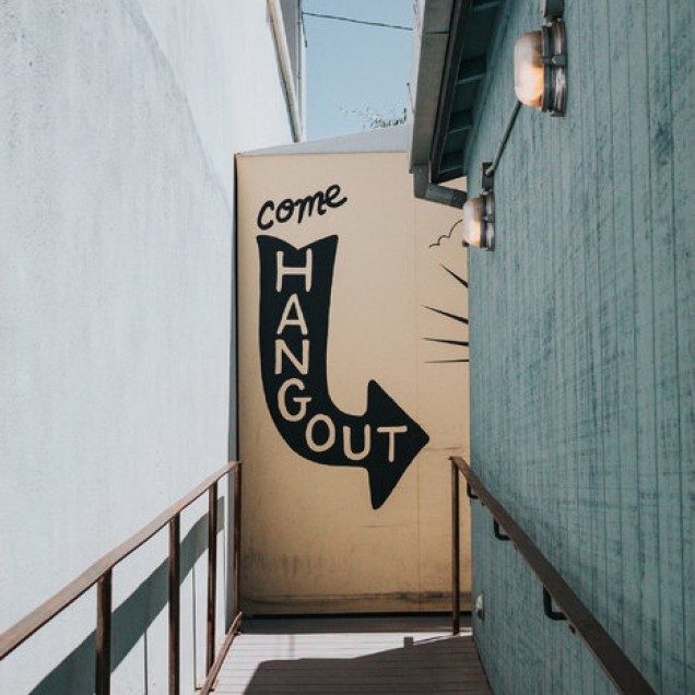 Wallpaper urban cu un mesaj cool si un design minimalist. Come Hangout