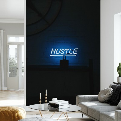 Hustle Neon Sign Photowall, tapet cu un semn neon luminos pe un fundal întunecat, ideal pentru a crea o atmosferă modernă și vibrantă.