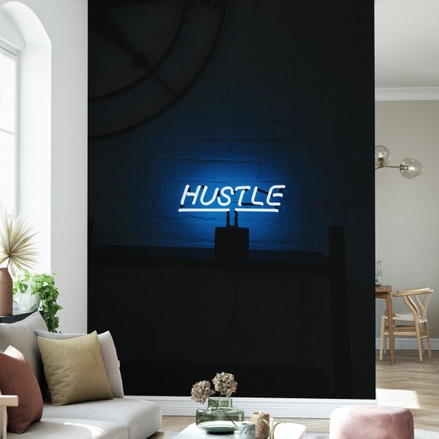 Hustle Neon Sign Photowall, tapet cu un semn neon luminos pe un fundal întunecat, ideal pentru a crea o atmosferă modernă și vibrantă.
