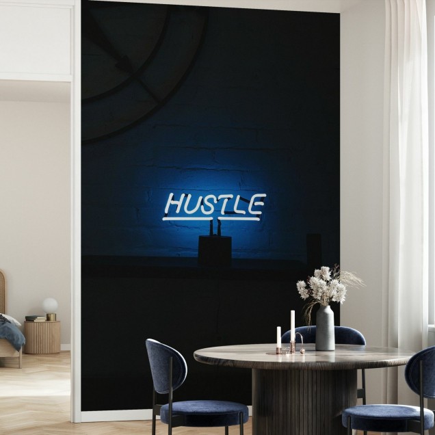 Hustle Neon Sign Photowall, tapet cu un semn neon luminos pe un fundal întunecat, ideal pentru a crea o atmosferă modernă și vibrantă.