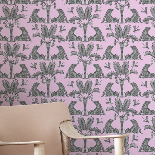 The Iguana Dream - Tapet modern cu design tropical, cu iguane si palmieri pe un fundal roz.