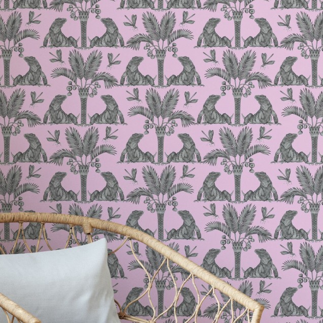 The Iguana Dream - Tapet modern cu design tropical, cu iguane si palmieri pe un fundal roz.