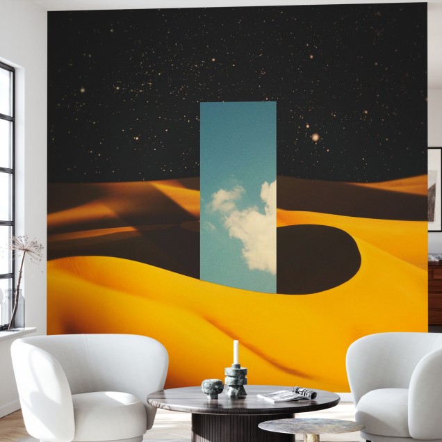 Imaginea prezintă un decor de perete Monolith II, cu un design minimalist și modern. Decorul are un fundal negru cu stele, pe care se află dune de nisip galbene și o formă geometrică albastră cu nori.