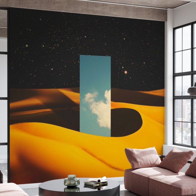 Imaginea prezintă un decor de perete Monolith II, cu un design minimalist și modern. Decorul are un fundal negru cu stele, pe care se află dune de nisip galbene și o formă geometrică albastră cu nori.
