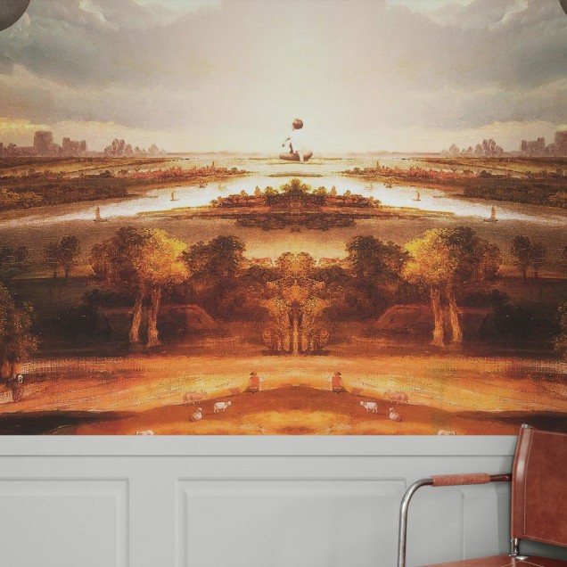 Tapet Vanishing Point, cu un cer plin de nori și planete plutitoare peste un peisaj vast. Tapetul este perfect pentru a decora livingul sau dormitorul.