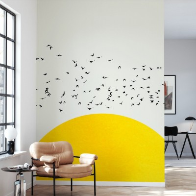 Tapet minimalist cu un soare galben vibrant și o turmă de păsări negre zburând.