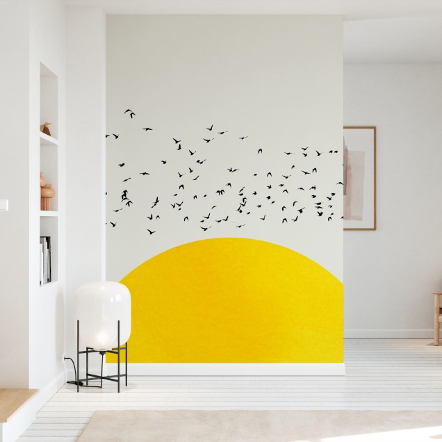 Tapet minimalist cu un soare galben vibrant și o turmă de păsări negre zburând.