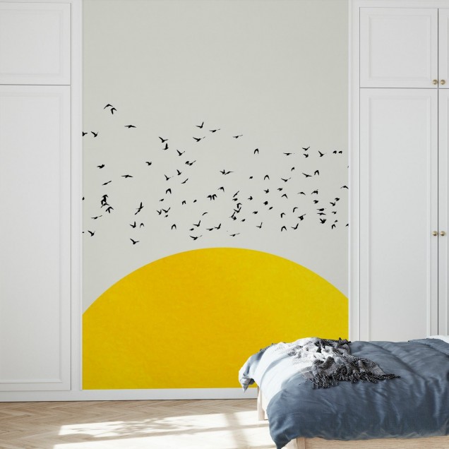 Tapet minimalist cu un soare galben vibrant și o turmă de păsări negre zburând.