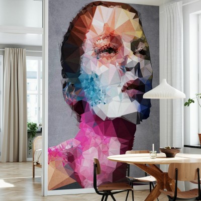 Tapet geometric cu o față formată din triunghiuri de diverse culori, ideal pentru un living sau dormitor modern.