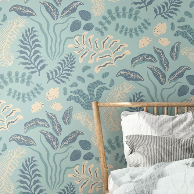 Tapet floral Sonja Blue cu un design delicat in nuante de albastru si bej.