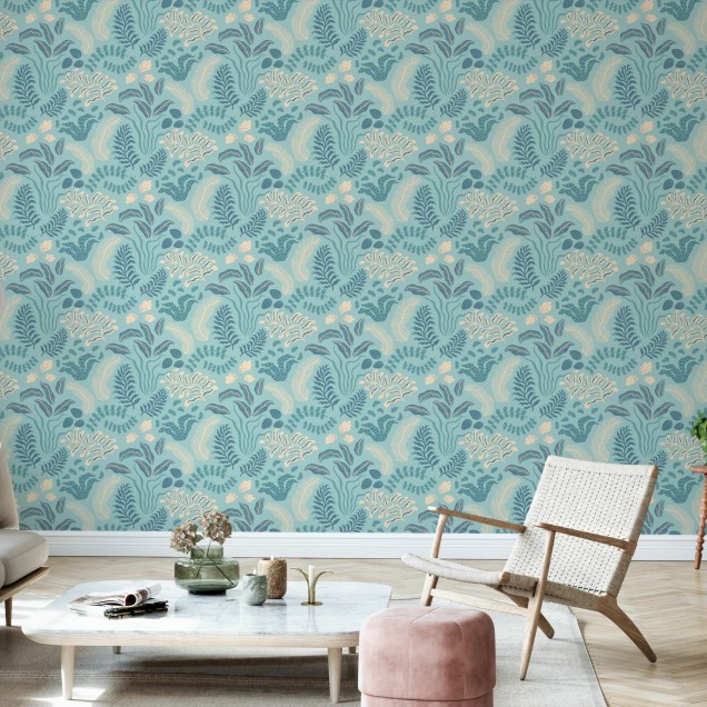 Tapet floral Sonja Blue cu un design delicat in nuante de albastru si bej.