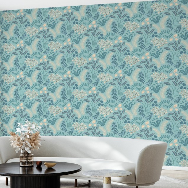 Tapet floral Sonja Blue cu un design delicat in nuante de albastru si bej.