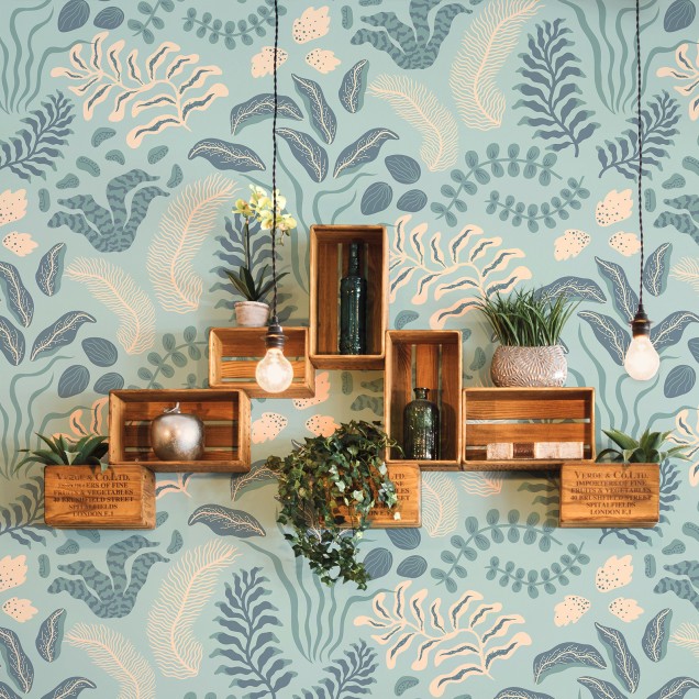 Tapet floral Sonja Blue cu un design delicat in nuante de albastru si bej.