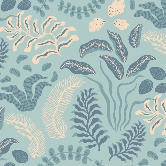 Tapet floral Sonja Blue cu un design delicat in nuante de albastru si bej.