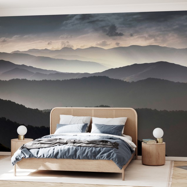 Wallpaper cu imagine a unor munți înzăpeziți la apus, perfect pentru a crea o atmosferă relaxantă și serenă în orice cameră.