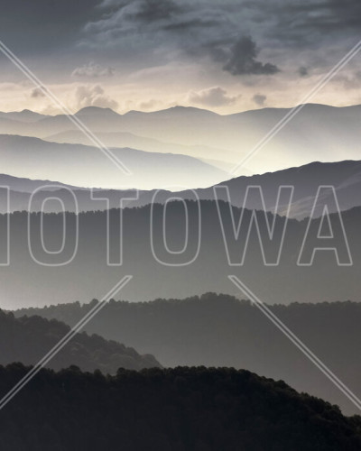 Wallpaper cu imagine a unor munți înzăpeziți la apus, perfect pentru a crea o atmosferă relaxantă și serenă în orice cameră.