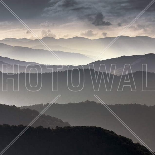 Wallpaper cu imagine a unor munți înzăpeziți la apus, perfect pentru a crea o atmosferă relaxantă și serenă în orice cameră.