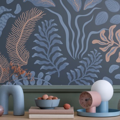 Tapet cu model floral abstract în nuanțe de roz pudrat și albastru pastelat