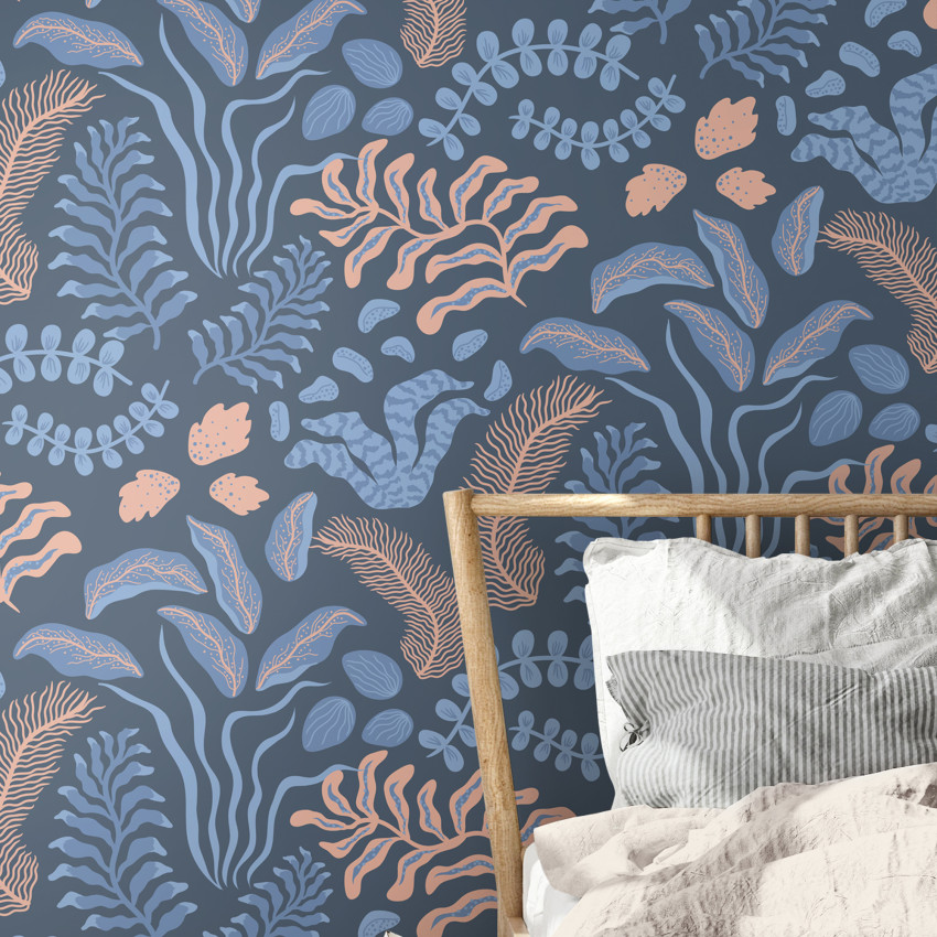 Tapet floral Sonja Blue cu un design delicat in nuante de albastru si bej.