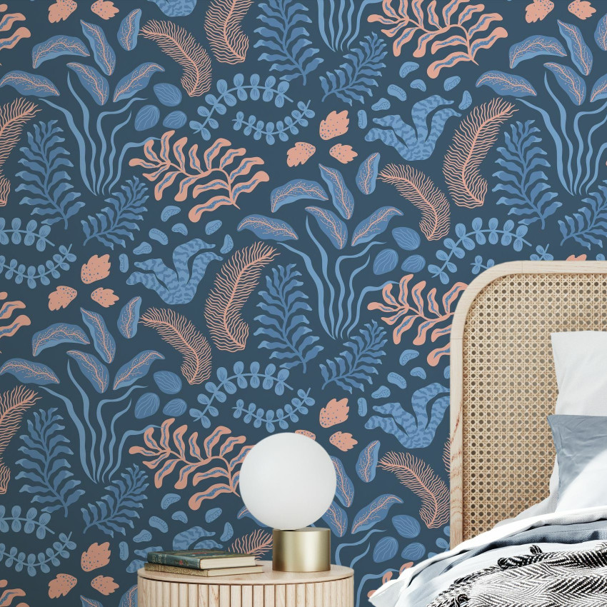 Tapet floral Sonja Blue cu un design delicat in nuante de albastru si bej.