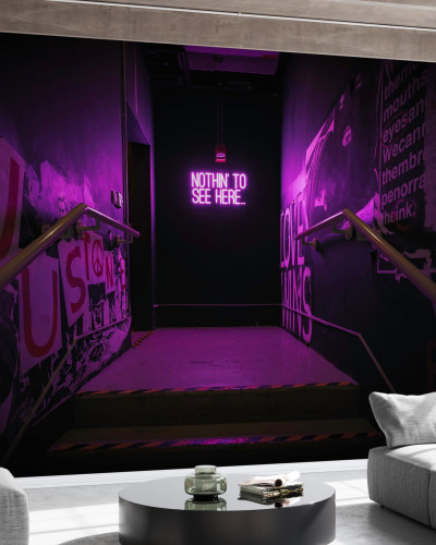 Wallpaper cu iluminare violet și un mesaj misterios, perfect pentru decorarea camerei