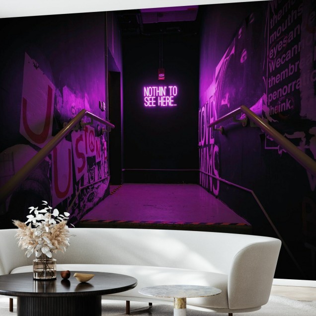 Wallpaper cu iluminare violet și un mesaj misterios, perfect pentru decorarea camerei