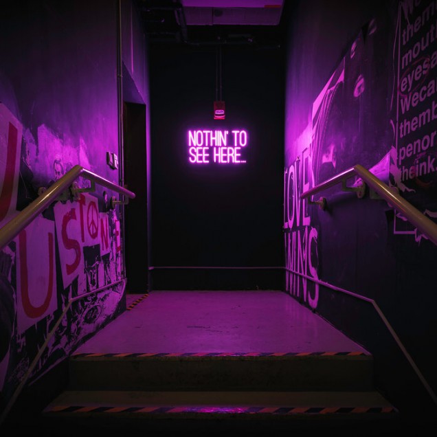 Wallpaper cu iluminare violet și un mesaj misterios, perfect pentru decorarea camerei