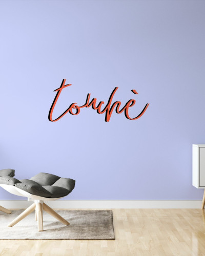 Fototapet Touche, cu design abstract, litere cursive, pe un perete lila.