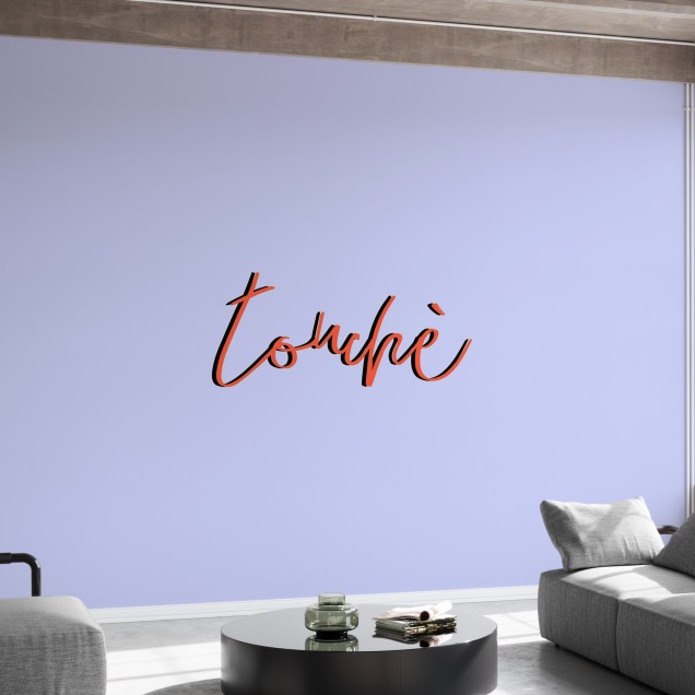 Fototapet Touche, cu design abstract, litere cursive, pe un perete lila.