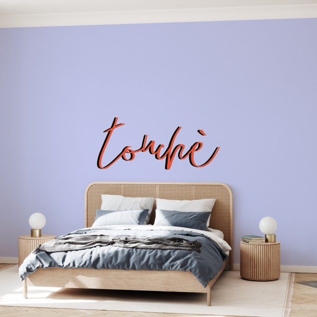 Fototapet Touche, cu design abstract, litere cursive, pe un perete lila.