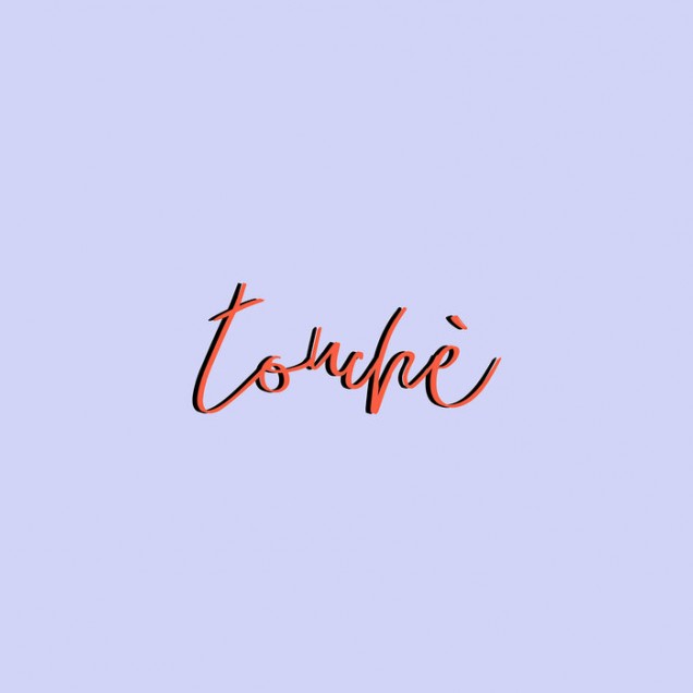 Fototapet Touche, cu design abstract, litere cursive, pe un perete lila.
