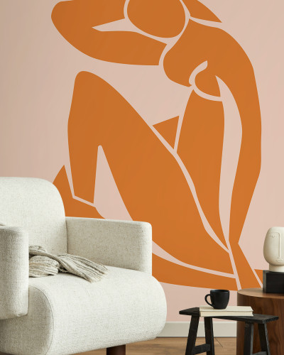 Wallpaper cu o siluetă feminină abstractă, în culori calde, pe un fond roz pal.