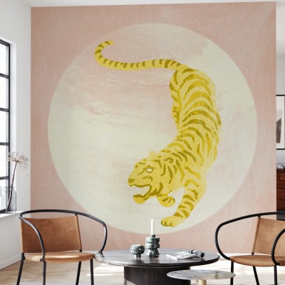 Tapet cu design modern si vibrant, Tiger pink, cu un tigru galben pe un fundal roz.