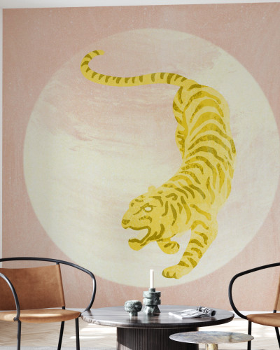 Tapet cu design modern si vibrant, Tiger pink, cu un tigru galben pe un fundal roz.