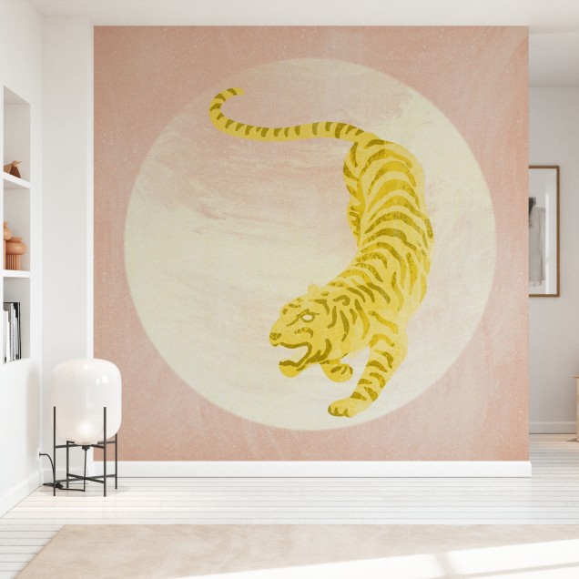 Tapet cu design modern si vibrant, Tiger pink, cu un tigru galben pe un fundal roz.