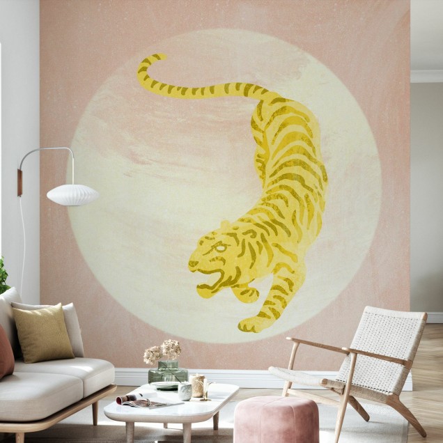 Tapet cu design modern si vibrant, Tiger pink, cu un tigru galben pe un fundal roz.