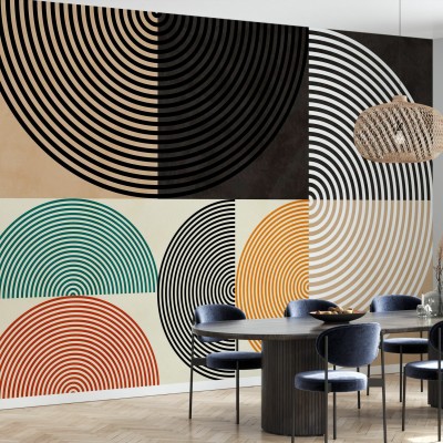 Tapet Circles Mid Century XIII, cu design geometric abstract, in culori vibrante, aplicat intr-un living cu o masa si scaune din lemn,  in tonuri neutre.