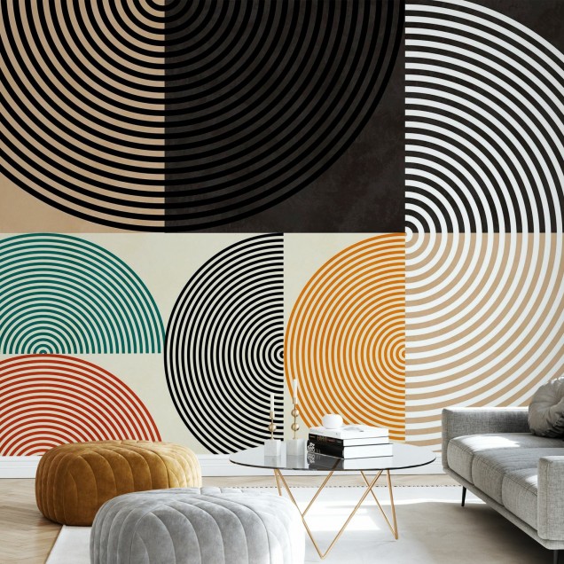 Tapet Circles Mid Century XIII, cu design geometric abstract, in culori vibrante, aplicat intr-un living cu o masa si scaune din lemn,  in tonuri neutre.