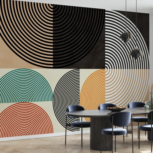 Tapet Circles Mid Century XIII, cu design geometric abstract, in culori vibrante, aplicat intr-un living cu o masa si scaune din lemn,  in tonuri neutre.