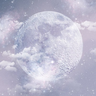 Tapet cu lună plină, nori pufoși și stele strălucitoare