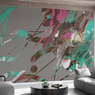 Tapet abstract modern cu nuanțe de verde turcoaz, roz și maro, decorat cu linii albe, aplicat pe un perete din living