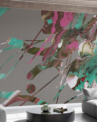 Tapet abstract modern cu nuanțe de verde turcoaz, roz și maro, decorat cu linii albe, aplicat pe un perete din living