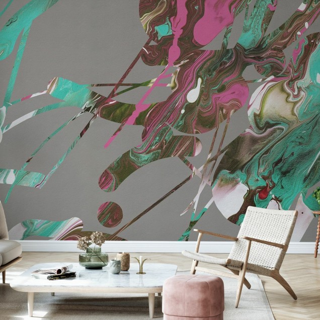 Tapet abstract modern cu nuanțe de verde turcoaz, roz și maro, decorat cu linii albe, aplicat pe un perete din living