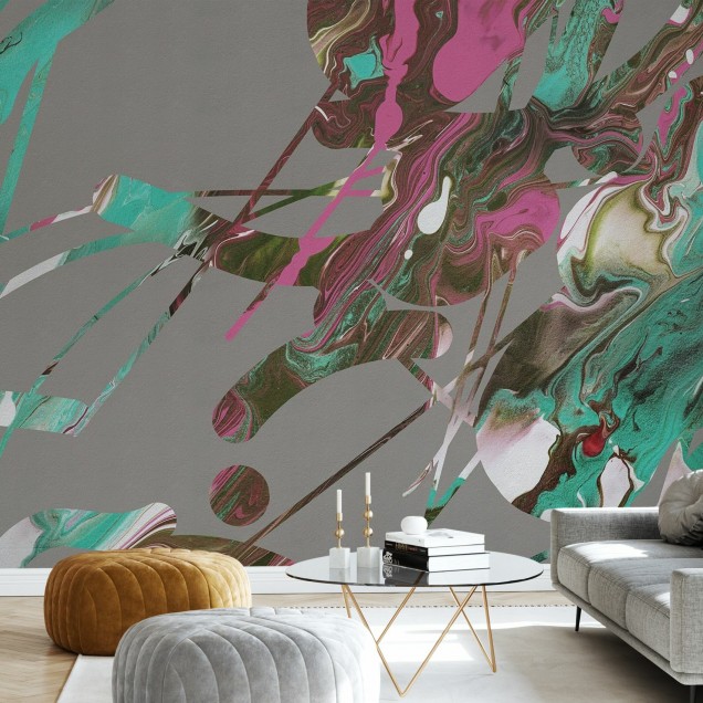 Tapet abstract modern cu nuanțe de verde turcoaz, roz și maro, decorat cu linii albe, aplicat pe un perete din living