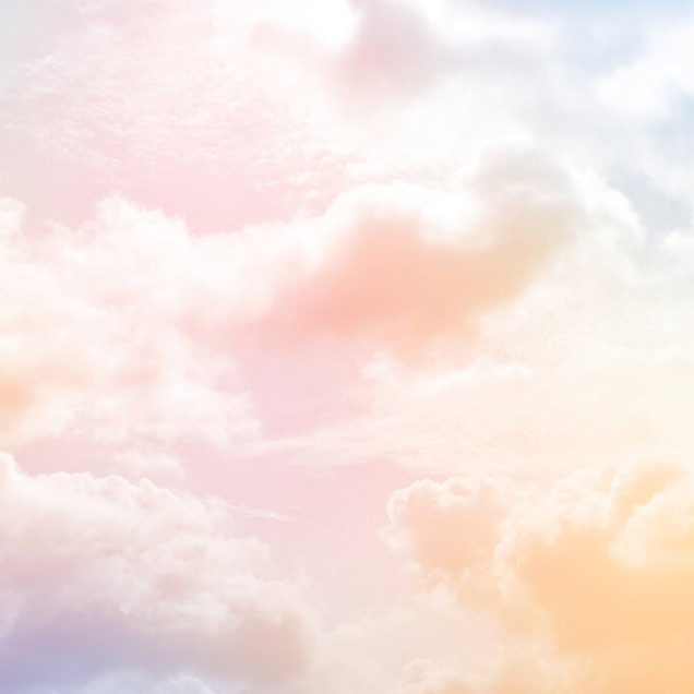 Imaginea de fundal Clouds in the Sky, prezintă nori albi pufoși pe un fundal colorat pastelat, care se transformă de la roz la galben, în timp ce lumina soarelui se reflectă ușor prin ei.