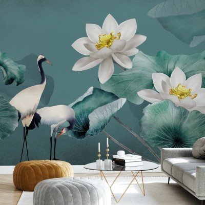Wallpaper floral asiatic cu flori de lotus albe și cocori pe un fundal verde smarald
