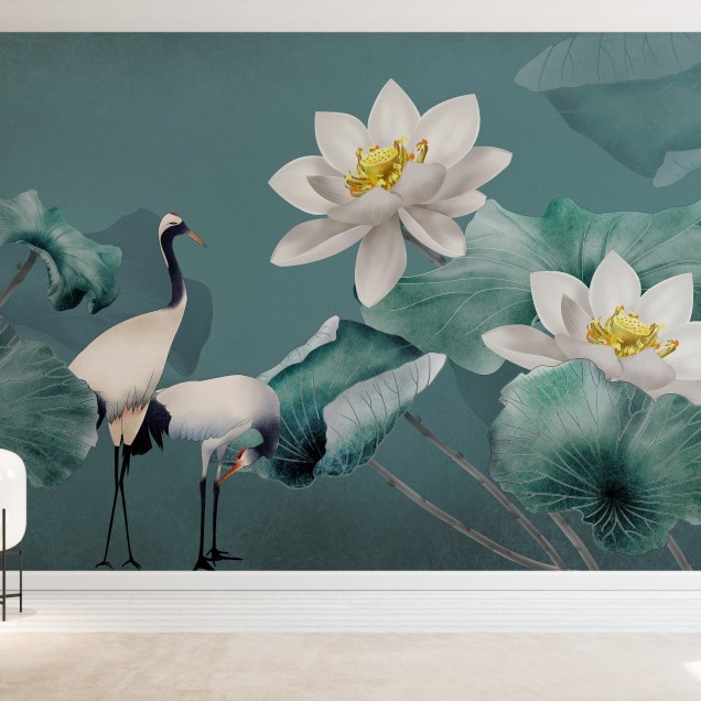 Wallpaper floral asiatic cu flori de lotus albe și cocori pe un fundal verde smarald